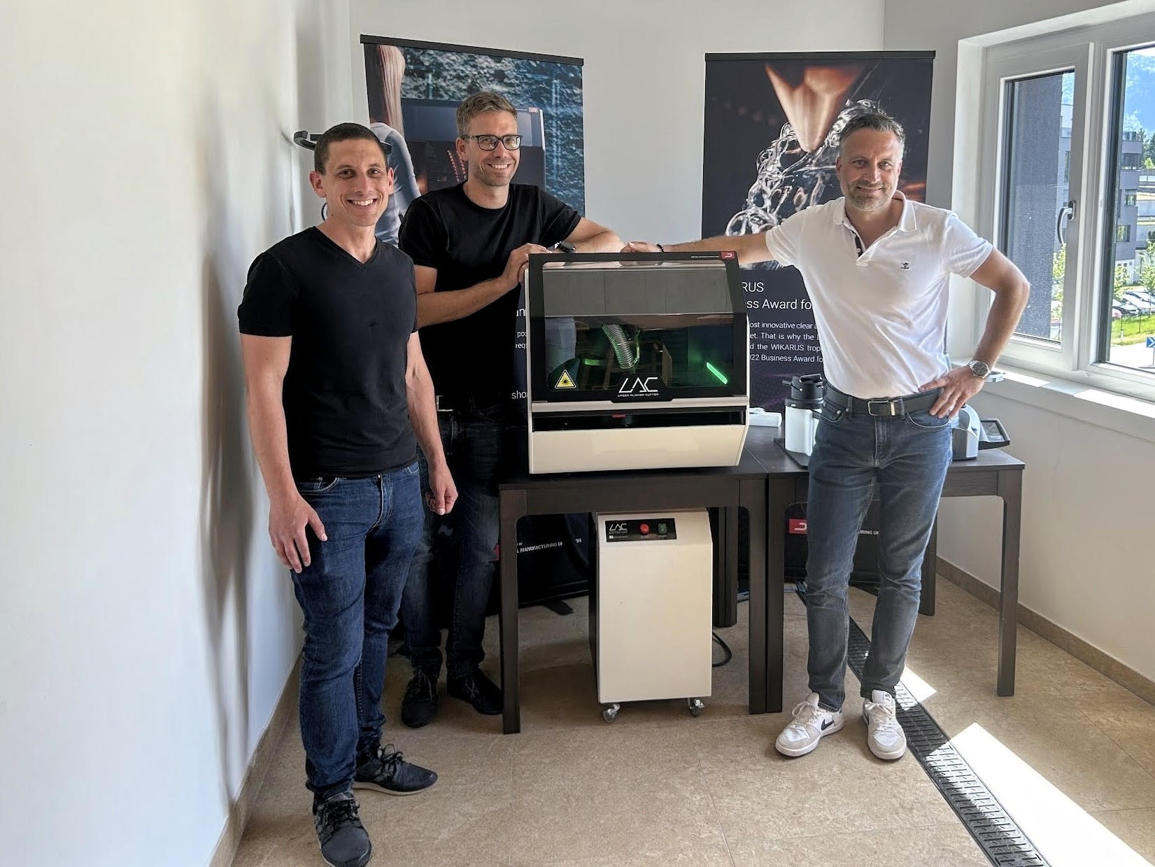 Cloudunify- und DMU-Team am Laser Aligner Cutter (LAC) im DMU-Showroom