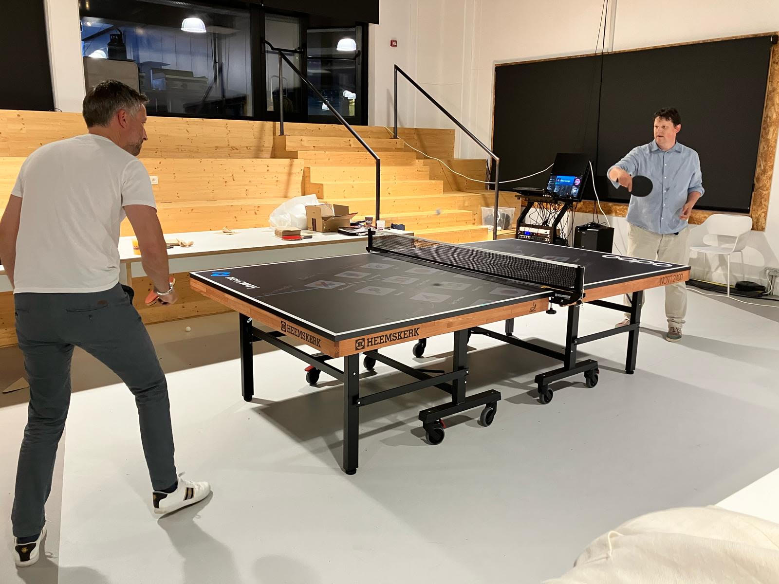 Manfred Schmid (Cloudunify) und Fabien Pinckaers (Odoo) am Tischtennistisch